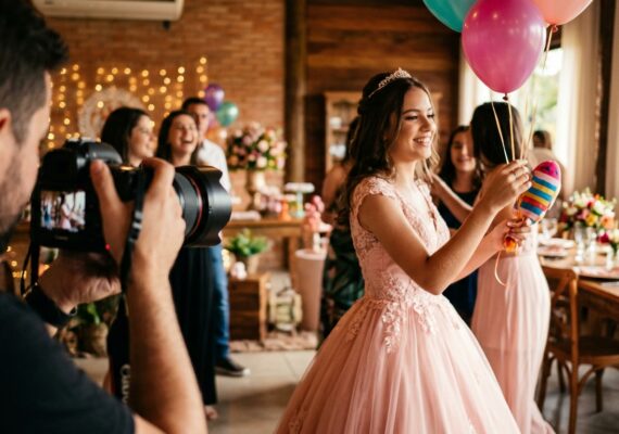 Como usar acessórios em fotos de aniversário de 15 anos
